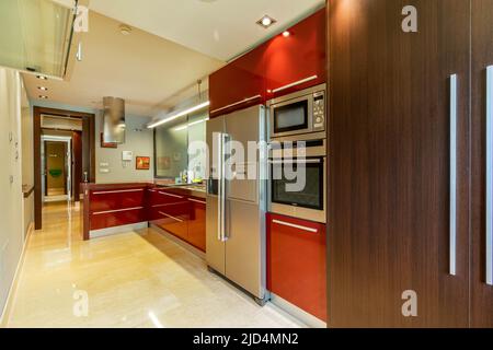 Una foto scattata dall'interno una nuova cucina moderna all'interno di un appartamento di lusso lungo la Costa del Sol Foto Stock