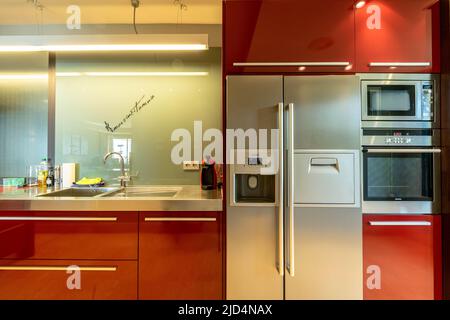 un'immagine degli elettrodomestici e delle superfici di lavoro di una cucina appena installata Foto Stock