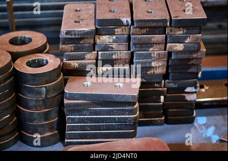 Pile di pezzi diversi in lamiera di materiale metallico Foto Stock