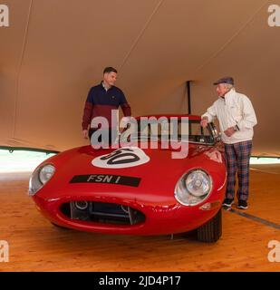 Primo utilizzo gratuito per questa storia. 18th giugno 2022. Castello di Thirlestane, Lauder, Scottish Borders. Sir Jackie è stato raffigurato con Michael Wilkinson che ha viaggiato da Doncaster per l'evento. La Jaguar e-TYPE di cui è proprietaria Michael è stata la vettura con cui Sir Jackie è andato in luna di miele. Sir Jackie Stewart OBE raffigurato con Edward Maitland-Carew.Who ha organizzato l'evento nella sua casa di famiglia, il castello di Thirlestane. LA FOTO DI SIR Jackie Stewart OBE è visto fuori dal castello di Thirlestane nei confini scozzesi con la sua iconica Matra MS-80 02 del 1969 che lo ha alimentato al suo primo titolo di Formula 1. Il Flyi Foto Stock