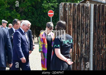 Kassel, Germania. 18th giugno 2022. Il presidente tedesco Frank-Walter Steinmeier (l) entra nella sala della documenta con Sabine Schormann, Direttore Generale della documenta, attraverso l'ingresso in metallo ondulato progettato dal Wajukuu Art Project. Il documento quindici è stato aperto alla presenza del Presidente tedesco e dura fino al settembre 25. Credit: Uwe Zucchi/dpa/Alamy Live News Foto Stock