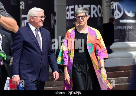 Kassel, Germania. 18th giugno 2022. Il presidente tedesco Frank-Walter Steinmeier (l) cammina con Sabine Schormann, Direttore Generale della documenta, dal Fridericianum alla sala documenta. Sullo sfondo, le colonne del Fridericianum descritte e dipinte dall'artista rumeno Dan Perjovschi. Il documento quindici è stato aperto alla presenza del Presidente tedesco e dura fino al settembre 25. Credit: Uwe Zucchi/dpa/Alamy Live News Foto Stock