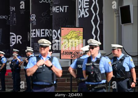 Kassel, Germania. 18th giugno 2022. Gli ufficiali di polizia assicurano l'apertura di quindici documenti da parte del presidente tedesco Steinmeier di fronte al Fridericianum. La mostra d'arte mondiale dura fino a settembre 25. Credit: Uwe Zucchi/dpa/Alamy Live News Foto Stock