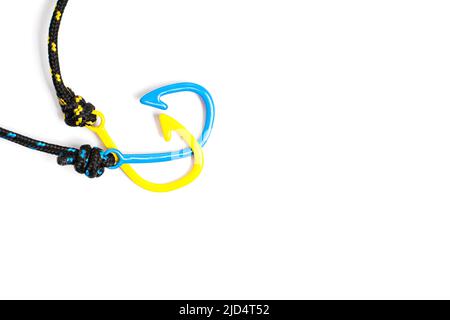 Due braccialetti in stile nautico con ganci da pesca isolati su sfondo bianco. Foto Stock