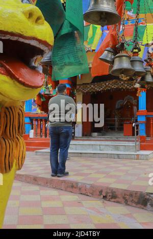 l'uomo sta pregando al dio nell'antico e famoso tempio mahakal, il vecchio tempio indù si trova a darjeeling, bengala occidentale, india Foto Stock
