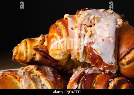 Pasta fresca tradizionale lucidante con farcitura di semi di papavero e noci. Croissant di San Martino o Rogal świętomarciński o marciński. Foto Stock