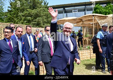 Kassel, Germania. 18th giugno 2022. Il presidente tedesco Frank-Walter Steinmeier ondeggia verso gli ospiti della recinzione dopo aver visitato la sala della documenta. Sullo sfondo, il Giardino della cucina di Britto Arts Trust. Il documento quindici è stato aperto alla presenza del Presidente federale e dura fino al settembre 25. Credit: Uwe Zucchi/dpa/Alamy Live News Foto Stock