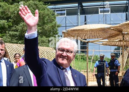 Kassel, Germania. 18th giugno 2022. Il presidente tedesco Frank-Walter Steinmeier ondeggia verso gli ospiti della recinzione dopo aver visitato la sala della documenta. Sullo sfondo, il Giardino della cucina di Britto Arts Trust. Il documento quindici è stato aperto alla presenza del Presidente federale e dura fino al settembre 25. Credit: Uwe Zucchi/dpa/Alamy Live News Foto Stock