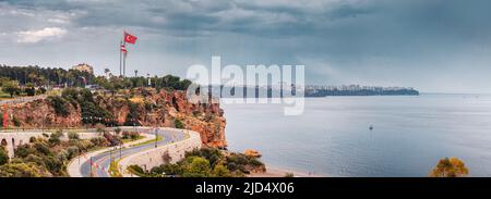 vista panoramica panoramica panoramica con strada tortuosa decorata per le vacanze con numerose bandiere. Destinazioni turistiche della Turchia e di Antalya e della riviera mediterranea Foto Stock