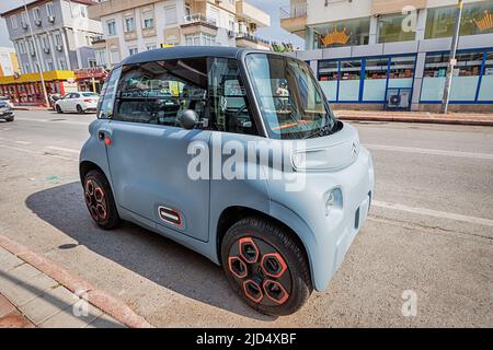 19 maggio 2022, Antalya, Turchia: Citroen Ami mini auto elettrica parcheggiata in strada città. Piccolo e divertente trasporto ecologico moderno Foto Stock