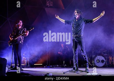 Roma, Italia. 17th giugno 2022. Il cantante italiano Francesco Motta, noto semplicemente come Motta, suona dal vivo al Festival di Villa Ada a Roma. (Foto di Vincenzo Nuzzolese/SOPA Images/Sipa USA) Credit: Sipa USA/Alamy Live News Foto Stock