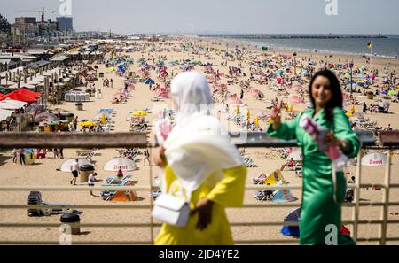 Scheveningen, Paesi Bassi. 18th giugno 2022. 2022-06-18 11:56:16 SCHEVENINGEN - i bagnanti cercano ristoro sulla spiaggia di Scheveningen. Con una temperatura massima di 30 - 35 gradi, è tropicale caldo nei Paesi Bassi. ANP BART MAAT netherlands out - belgium out Credit: ANP/Alamy Live News Foto Stock