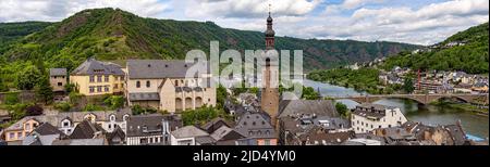 Cochem, Renania-Palatinato, Germania - 21 maggio 2022: Vista sulla città Cochem e il fiume Mosella. Foto Stock