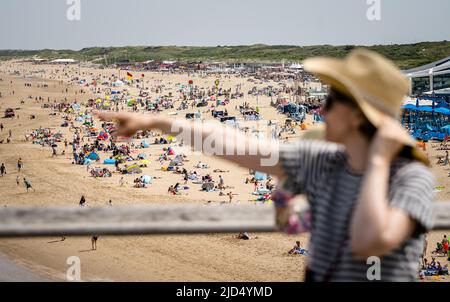Scheveningen, Paesi Bassi. 18th giugno 2022. 2022-06-18 12:04:34 SCHEVENINGEN - i bagnanti cercano ristoro sulla spiaggia di Scheveningen. Con una temperatura massima di 30 - 35 gradi, è tropicale caldo nei Paesi Bassi. ANP BART MAAT netherlands out - belgium out Credit: ANP/Alamy Live News Foto Stock