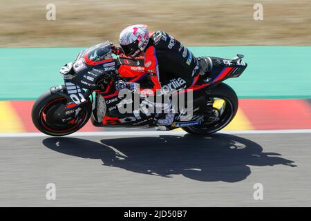 Hohenstein Ernsthal, Germania. Giugno 18th 2022. MotoGP Liqui Moly Motorrad Grand Prix Deutschland al circuito di Sachsenring, Hohenstein-Ernsthal, Germania. Foto: #41 Aleix Espargaro (SPA) di Aprilia Racing durante la terza sessione di prove libere credito: Piotr Zajac/Alamy Live News Foto Stock