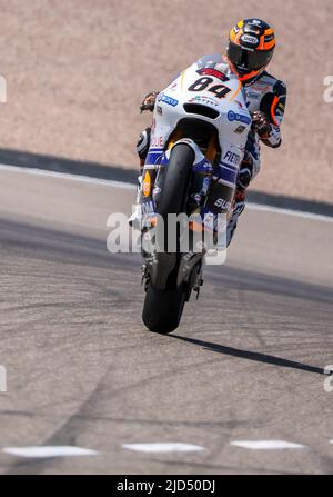 Hohenstein Ernsthal, Germania. 18th giugno 2022. Motorsport/Motorcycle, Gran Premio di Germania, 3rd prove libere Moto2 al Sachsenring. Zonta Van Den Goorbergh, olandese del RW Racing GP Team, guida in pista su una ruota. Credit: Jan Woitas/dpa/Alamy Live News Foto Stock