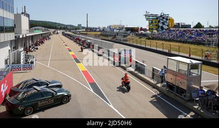 Hohenstein Ernsthal, Germania. 18th giugno 2022. Motorsport/Motorcycle, Gran Premio di Germania, 3rd prove libere Moto2 al Sachsenring. I motociclisti guidano nella corsia dei box. Credit: Jan Woitas/dpa/Alamy Live News Foto Stock