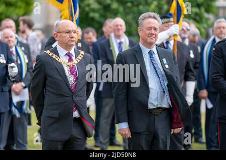 Il Signore Provost della città di Edimburgo Robert Aldridge (sinistra) si unisce al Segretario del Gabinetto per la Giustizia e i Veterani Keith Brown MSP (destra) e al personale militare senior, nonché ai veterani delle Falklands e ai membri della più ampia comunità delle forze armate, per ricordare il 40th° anniversario della fine del conflitto, Durante una sfilata e servizio di ricordo a Edimburgo. Data foto: Sabato 18 giugno 2022. Foto Stock