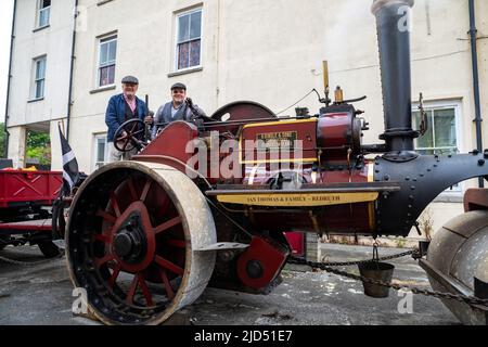 Redruth, Cornovaglia, Regno Unito. 18th giugno 2022, il Murdoch Day si è svolto oggi a Redruth mentre la città ha celebrato William Murdoch, il talentuoso ingegnere e inventore della miniera che viveva a Redruth e la sua casa è stata la prima nel Regno Unito ad essere illuminata da luce a gas nel 1792. Ha anche costruito una 'auto' a vapore che ha testato sulle strade della città. Hanno avuto una parata per bambini, bancarelle, motori di trazione a vapore e anche animatori di strada.Credit: Keith Larby/Alamy Live News Foto Stock