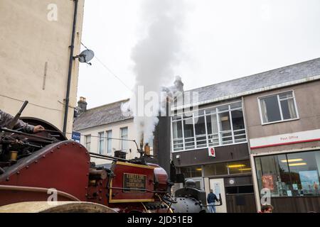 Redruth, Cornovaglia, Regno Unito. 18th giugno 2022, il Murdoch Day si è svolto oggi a Redruth mentre la città ha celebrato William Murdoch, il talentuoso ingegnere e inventore della miniera che viveva a Redruth e la sua casa è stata la prima nel Regno Unito ad essere illuminata da luce a gas nel 1792. Ha anche costruito una 'auto' a vapore che ha testato sulle strade della città. Hanno avuto una parata per bambini, bancarelle, motori di trazione a vapore e anche animatori di strada.Credit: Keith Larby/Alamy Live News Foto Stock