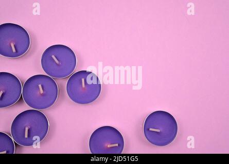 Viola, lavanda tealights. Aromaterapia, spa, relax, migliorare lo stile di benessere psicologico. Foto Stock