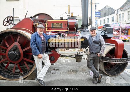 Redruth, Cornovaglia, Regno Unito. 18th giugno 2022, il Murdoch Day si è svolto oggi a Redruth mentre la città ha celebrato William Murdoch, il talentuoso ingegnere e inventore della miniera che viveva a Redruth e la sua casa è stata la prima nel Regno Unito ad essere illuminata da luce a gas nel 1792. Ha anche costruito una 'auto' a vapore che ha testato sulle strade della città. Hanno avuto una parata per bambini, bancarelle, motori di trazione a vapore e anche animatori di strada.Credit: Keith Larby/Alamy Live News Foto Stock