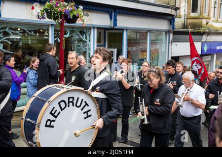 Redruth, Cornovaglia, Regno Unito. 18th giugno 2022, il Murdoch Day si è svolto oggi a Redruth mentre la città ha celebrato William Murdoch, il talentuoso ingegnere e inventore della miniera che viveva a Redruth e la sua casa è stata la prima nel Regno Unito ad essere illuminata da luce a gas nel 1792. Ha anche costruito una 'auto' a vapore che ha testato sulle strade della città. Hanno avuto una parata per bambini, bancarelle, motori di trazione a vapore e anche animatori di strada.Credit: Keith Larby/Alamy Live News Foto Stock