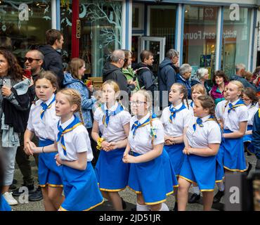 Redruth, Cornovaglia, Regno Unito. 18th giugno 2022, il Murdoch Day si è svolto oggi a Redruth mentre la città ha celebrato William Murdoch, il talentuoso ingegnere e inventore della miniera che viveva a Redruth e la sua casa è stata la prima nel Regno Unito ad essere illuminata da luce a gas nel 1792. Ha anche costruito una 'auto' a vapore che ha testato sulle strade della città. Hanno avuto una parata per bambini, bancarelle, motori di trazione a vapore e anche animatori di strada.Credit: Keith Larby/Alamy Live News Foto Stock