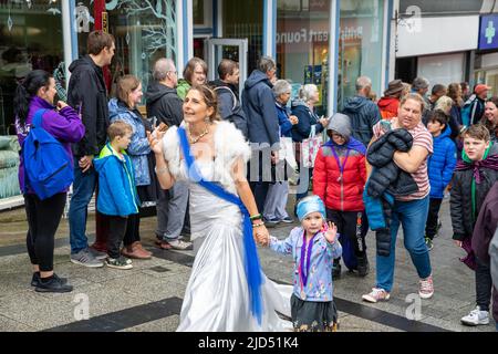 Redruth, Cornovaglia, Regno Unito. 18th giugno 2022, il Murdoch Day si è svolto oggi a Redruth mentre la città ha celebrato William Murdoch, il talentuoso ingegnere e inventore della miniera che viveva a Redruth e la sua casa è stata la prima nel Regno Unito ad essere illuminata da luce a gas nel 1792. Ha anche costruito una 'auto' a vapore che ha testato sulle strade della città. Hanno avuto una parata per bambini, bancarelle, motori di trazione a vapore e anche animatori di strada.Credit: Keith Larby/Alamy Live News Foto Stock