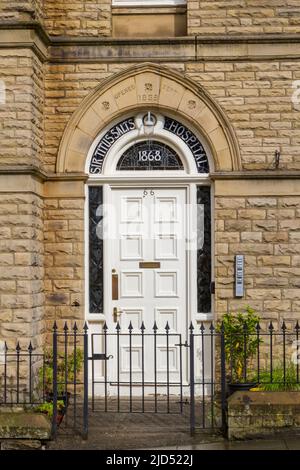 Sir Titus Salt's Hospital, architettura tipica a Saltaire, un villaggio modello vittoriano, Shipley, Bradford, West Yorkshire, Inghilterra. Foto Stock