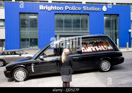 Stazione di polizia di Brighton, Brighton, Sussex, Regno Unito. 18th giugno 2022. Il corteo funebre di Arthur Holscher-Ermert si ferma davanti a questa stazione di polizia del Sussex durante il suo viaggio verso Downs crematorium Brighton. La famiglia e gli amici nella lunga processione suonavano le corna dell'auto e si fermavano all'ingresso della stazione per diversi minuti prima di guidare. Nessun poliziotto ha lasciato la stazione o ha parlato con i presenti. Il sig. Holscher-Ermert, di 27 anni, è morto il 30th aprile 2022 a seguito di una collisione con un veicolo di polizia Sussex non marcato sul Peacehaven del A259. Credit: Newspics UK South/Alamy Live Foto Stock