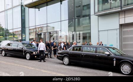 Stazione di polizia di Brighton, Brighton, Sussex, Regno Unito. 18th giugno 2022. Il corteo funebre di Arthur Holscher-Ermert si ferma davanti a questa stazione di polizia del Sussex durante il suo viaggio verso Downs crematorium Brighton. La famiglia e gli amici nella lunga processione suonavano le corna dell'auto e si fermavano all'ingresso della stazione per diversi minuti prima di guidare. Nessun poliziotto ha lasciato la stazione o ha parlato con i presenti. Il sig. Holscher-Ermert, di 27 anni, è morto il 30th aprile 2022 a seguito di una collisione con un veicolo di polizia Sussex non marcato sul Peacehaven del A259. Credit: Newspics UK South/Alamy Live Foto Stock