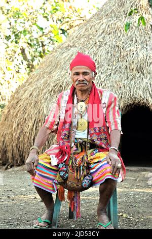 Ritratto di Mateos Anin, un anziano, mentre spiega l'importanza della montagna rocciosa per la disponibilità di risorse idriche a Fatumnasi, Timor centro-meridionale, Nusa Tenggara orientale, Indonesia. Le comunità tradizionali che vivono nella zona sono state la resistenza alle attività minerarie sulle montagne rocciose. Foto Stock