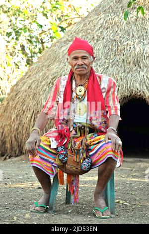 Ritratto di Mateos Anin, un anziano, mentre spiega l'importanza della montagna rocciosa per la disponibilità di risorse idriche a Fatumnasi, Timor centro-meridionale, Nusa Tenggara orientale, Indonesia. Le comunità tradizionali che vivono nella zona sono state la resistenza alle attività minerarie sulle montagne rocciose. Foto Stock