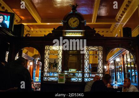 Madigans Earl Street pub a Dublino, Irlanda. Foto Stock