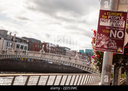 Ponte pedonale ha'penny sul fiume Liffey a Dublino, Irlanda. Foto Stock