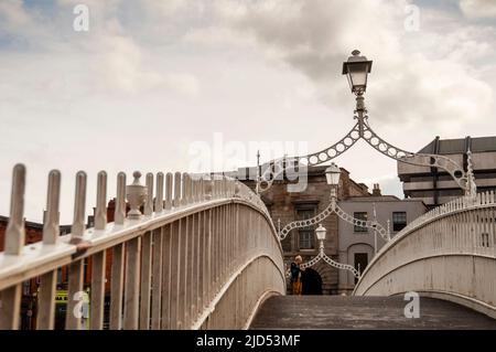 Ponte pedonale ha'penny sul fiume Liffey a Dublino, Irlanda. Foto Stock