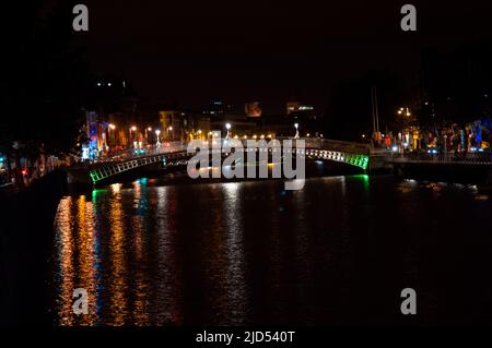 Ponte pedonale ha'penny sul fiume Liffey a Dublino, Irlanda. Foto Stock