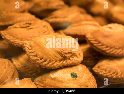 Vista ravvicinata dei deliziosi polsi al curry di pollo. Foto Stock