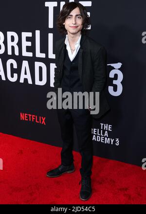 WEST HOLLYWOOD, LOS ANGELES, CALIFORNIA, USA - 17 GIUGNO: L'attore americano Aidan Gallagher arriva alla prima mondiale della stagione 3 della "Accademia dell'ombrello" di Netflix, che si tiene a Londra West Hollywood a Beverly Hills il 17 giugno 2022 a West Hollywood, Los Angeles, California, USA. (Foto di Xavier Collin/Image Press Agency) Foto Stock