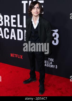 WEST HOLLYWOOD, LOS ANGELES, CALIFORNIA, USA - 17 GIUGNO: L'attore americano Aidan Gallagher arriva alla prima mondiale della stagione 3 della "Accademia dell'ombrello" di Netflix, che si tiene a Londra West Hollywood a Beverly Hills il 17 giugno 2022 a West Hollywood, Los Angeles, California, USA. (Foto di Xavier Collin/Image Press Agency) Foto Stock