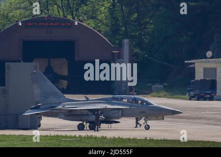 6 maggio 2020-Yecheon, Corea del Sud-Corea del Sud Airfighters volo e sbarco il loro esercizio annuale sul cielo in Corea del Sud. La Corea del Nord sembra essere prossima al completamento di un impianto missilistico balistico con la capacità di testare-sparare missili balistici intercontinentali, un esperto con un think tank statunitense ha detto Martedì. Foto Stock