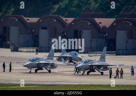 6 maggio 2020-Yecheon, Corea del Sud-Corea del Sud Airfighters volo e sbarco il loro esercizio annuale sul cielo in Corea del Sud. La Corea del Nord sembra essere prossima al completamento di un impianto missilistico balistico con la capacità di testare-sparare missili balistici intercontinentali, un esperto con un think tank statunitense ha detto Martedì. Foto Stock