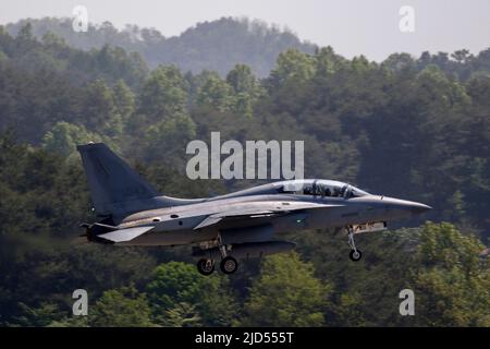 6 maggio 2020-Yecheon, Corea del Sud-Corea del Sud Airfighters volo e sbarco il loro esercizio annuale sul cielo in Corea del Sud. La Corea del Nord sembra essere prossima al completamento di un impianto missilistico balistico con la capacità di testare-sparare missili balistici intercontinentali, un esperto con un think tank statunitense ha detto Martedì. Foto Stock