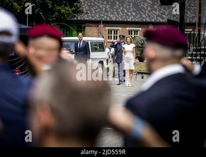 Arnhem, Paesi Bassi. 18th giugno 2022. 2022-06-18 14:10:38 ARNHEM - primo Ministro Mark Rutte e il Ministro Kasja Ollongren della Difesa durante la loro presenza ad un incontro di veterani di Dutchbat III nell'Oranjekazerne a Schaarsbergen. I soldati che dovevano custodire l'enclave bosniaca di Srebrenica nel 1995 sono stati restaurati dal gabinetto. ANP REMKO DE WAAL netherlands out - belgium out Credit: ANP/Alamy Live News Foto Stock