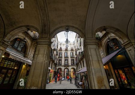 Barcellona, Spagna. Un esempio eccezionale di facciata dell'edificio del tardo modernismo a Barcellona. Foto Stock