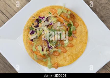 Vista dall'alto dell'appetitoso taco di pesce con presentazione perfetta per un'allettante gastronomia messicana. Foto Stock