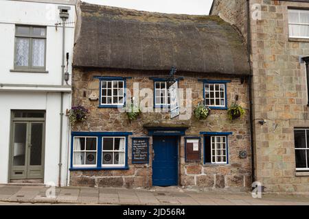 Punti vendita al dettaglio (Blue Anchor pub) in Coinagehall Street, Helston, Cornovaglia, Inghilterra Foto Stock