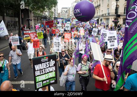 Londra, Regno Unito. 18th giugno 2022. Migliaia di persone si scendono in strada per una manifestazione nazionale. Con l'inflazione che volava fuori controllo, il Consiglio sindacato ha organizzato la protesta per sensibilizzare il pubblico sul costo della vita in crisi. Credit: Andy Barton/Alamy Live News Foto Stock