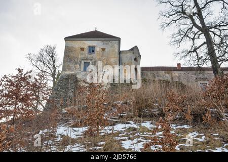 Castello di Svirzh, Ucraina. È una residenza aristocratica fortificata nella regione di Lviv. Fu originariamente costruito dalla nobile famiglia Swirski nel 15th centu Foto Stock